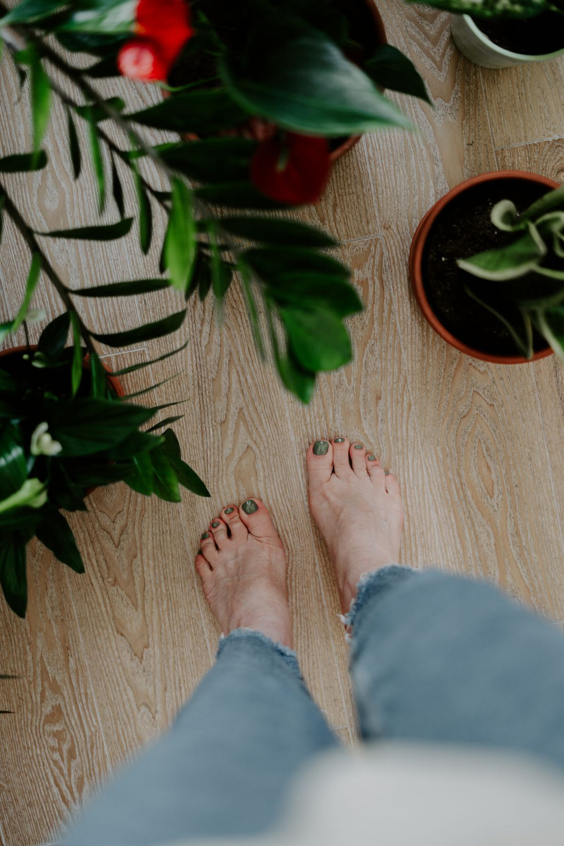 Bare feet at home, the setting for the Vicks VapoRub toenail fungus home remedy